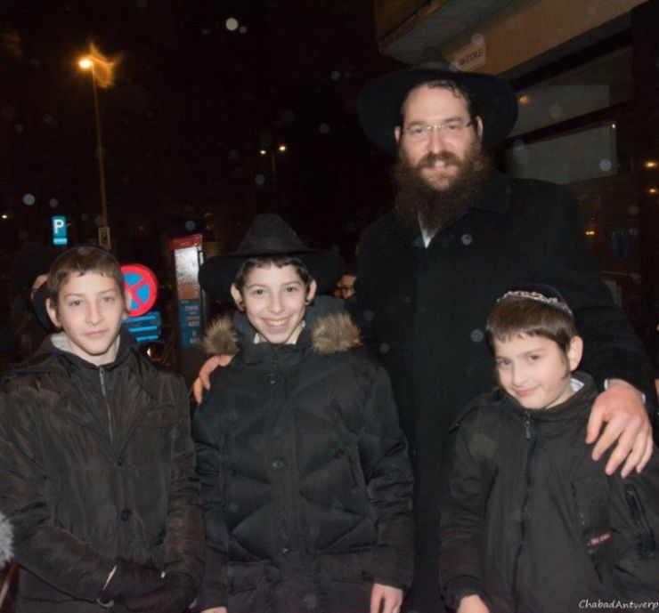 27-12-2016-02-33-45-Chabad-Antwerp-2016-Chanukah-Loosplaats-0197-758x706
